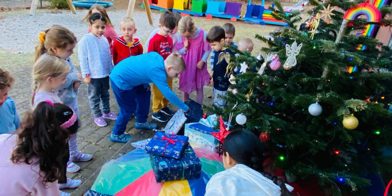 Großes Geschenkeauspacken im Kindergarten Regenbogen