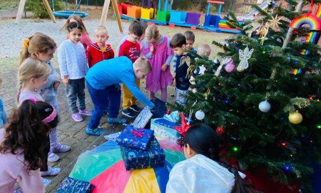 Großes Geschenkeauspacken im Kindergarten Regenbogen