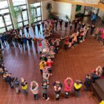 Carl-Orff Grundschule Traunwalchen setzt ein Zeichen für den Frieden