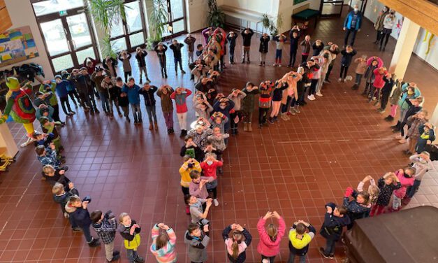 Carl-Orff Grundschule Traunwalchen setzt ein Zeichen für den Frieden