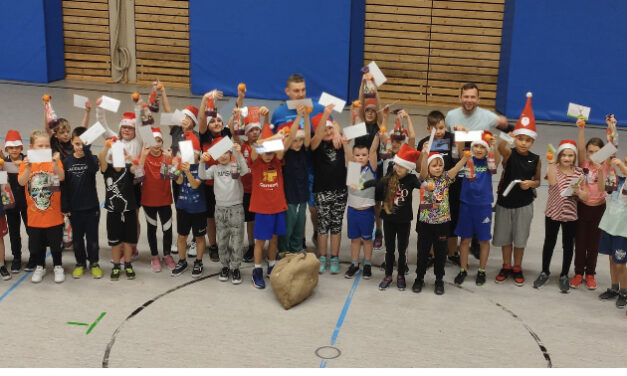 Nikolausbesuch bei der TuS-Basketballmannschaft