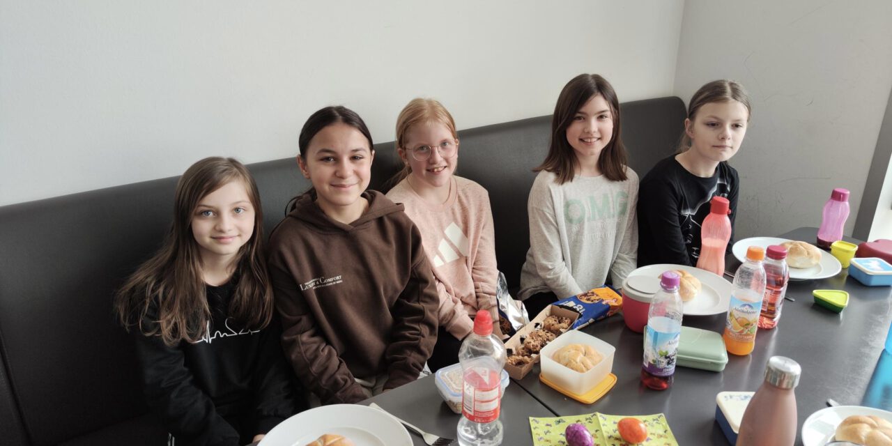 Gemeinsames Kennenlernen bei gesundem Osterfrühstück