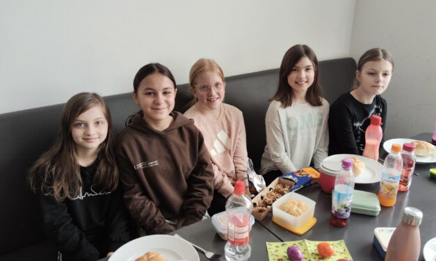 Gemeinsames Kennenlernen bei gesundem Osterfrühstück