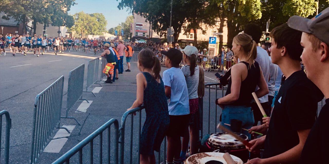 Trommler begleiten den Stadtlauf