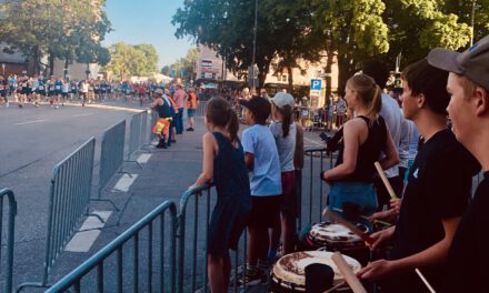 Trommler begleiten den Stadtlauf