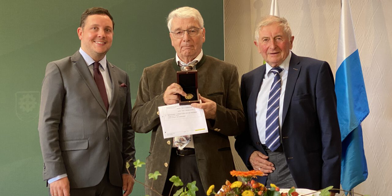 Alois Mühlhuber wird Ehrenmedaille der Stadt Traunreut in Gold verliehen