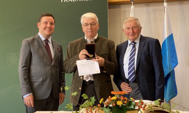 Alois Mühlhuber wird Ehrenmedaille der Stadt Traunreut in Gold verliehen