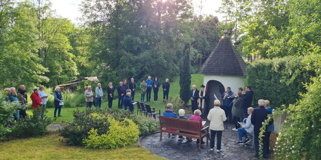Maiandacht an der Nepomukkapelle in Traunwalchen