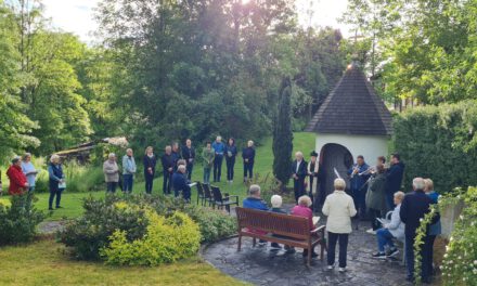 Maiandacht an der Nepomukkapelle in Traunwalchen