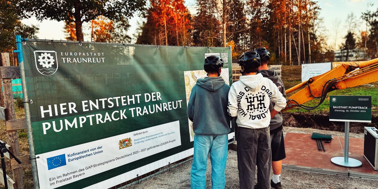 Symbolischer Baggerstich als Startschuss für den Traunreuter Pumptrack