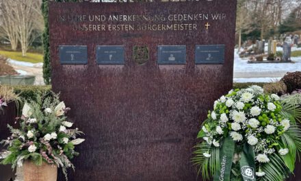 Ehren-Gedenktafel für verstorbene Bürgermeister gesegnet