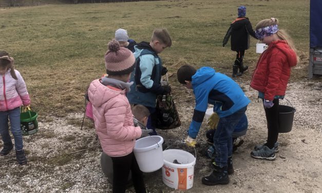 Carl-Orff-Grundschule unterstützt Aktion „Sauberes Traunreut“