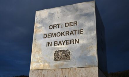 Der Bayerische Landtag ernennt Traunreut zum „Ort der Demokratie“