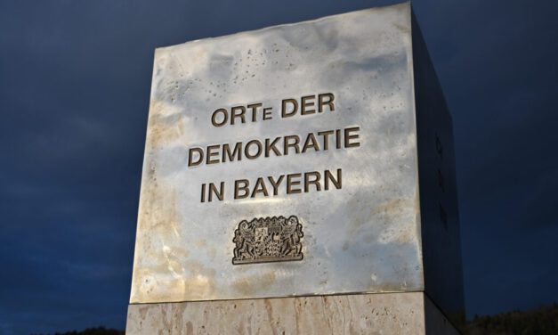 Der Bayerische Landtag ernennt Traunreut zum „Ort der Demokratie“