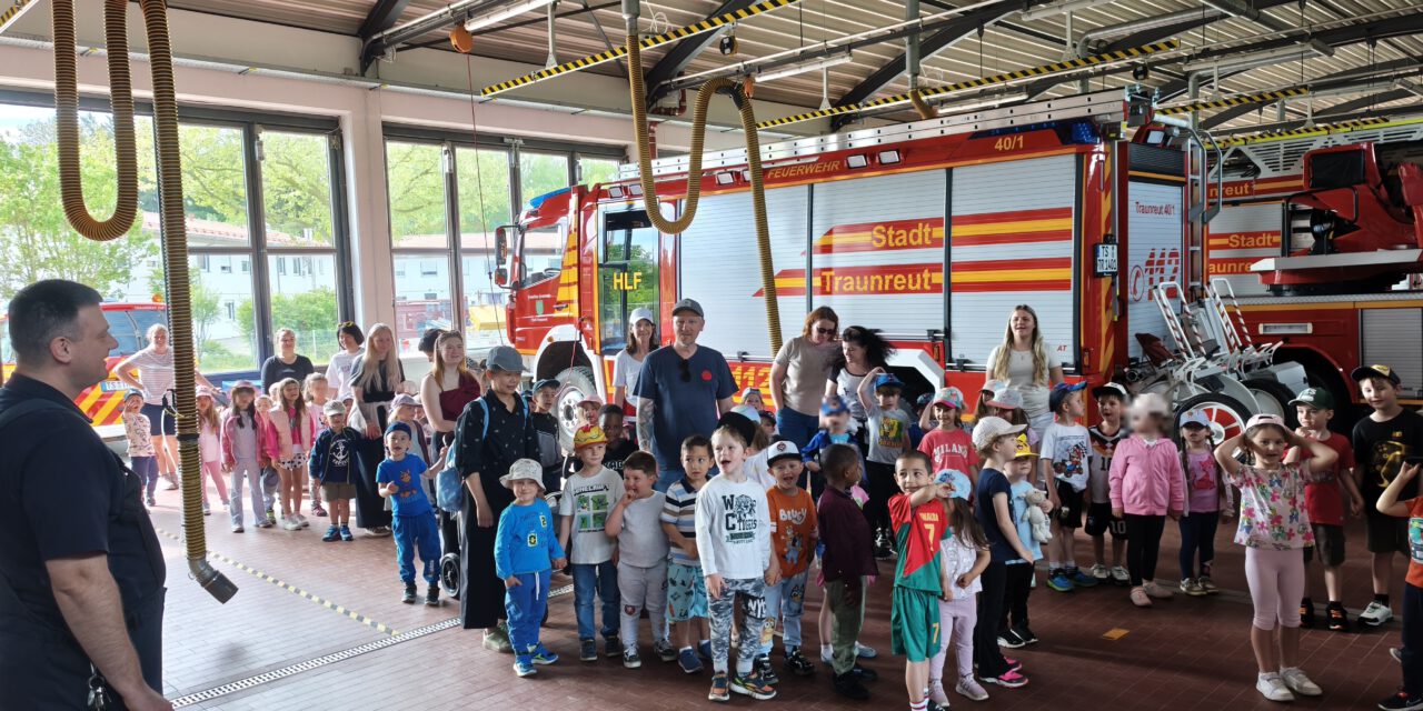 Kleine „Stadthelden“ zu Besuch bei der Feuerwehr Traunreut