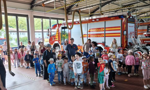 Kleine „Stadthelden“ zu Besuch bei der Feuerwehr Traunreut