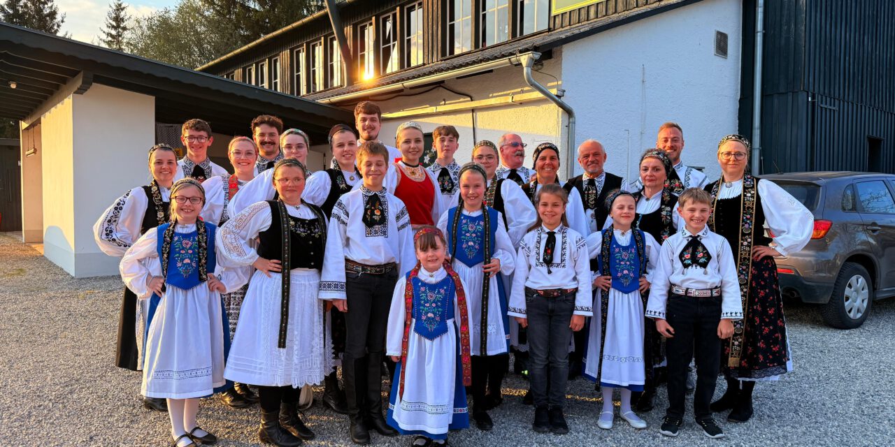 Tanzgruppen der Traunreuter Siebenbürger Sachsen