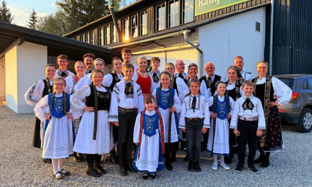 Tanzgruppen der Traunreuter Siebenbürger Sachsen